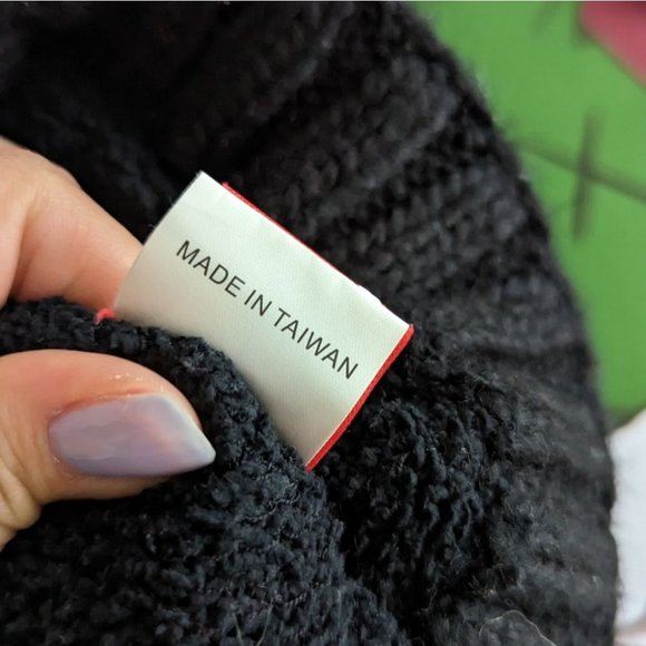 PUMA Pom Pom Beanie Women's Hat - Picture 5 of 5